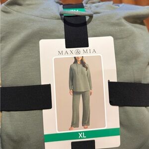 Max & Mia Women's Green Lounge Set